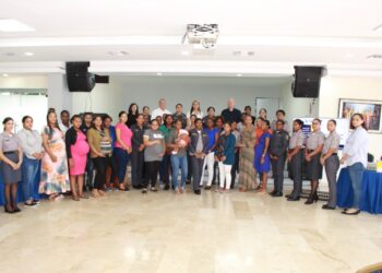 Madres policías reciben kits de lactancia materna