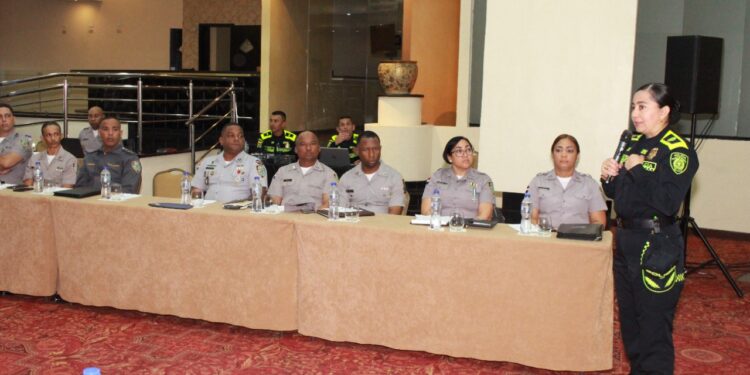 Policías participan de taller “Liderazgo Policial-Énfasis Transformación Integral”