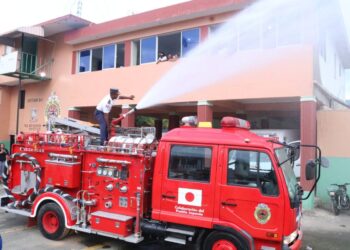 Embajada de Japón dona camión cisterna a los bomberos de San Luis