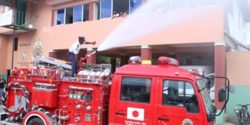 Embajada de Japón dona camión cisterna a los bomberos de San Luis