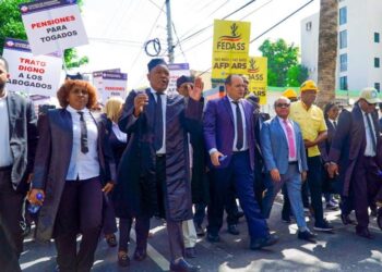 Abogados marchan en demanda de pensiones y seguro de salud