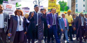 Abogados marchan en demanda de pensiones y seguro de salud