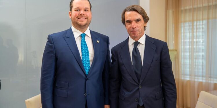 José María Aznar: "Dirigentes políticos no pueden estar obsesionados por la inmediatez de las cosas y en políticas populistas"