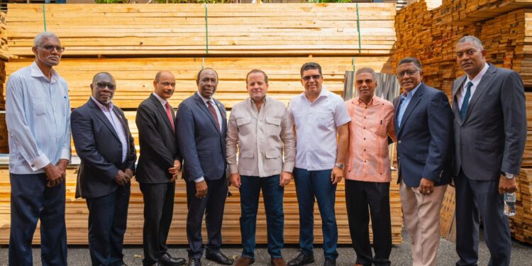 Ministro Paliza entrega aportes para reparar 150 iglesias evangélicas afectadas por huracán Fiona