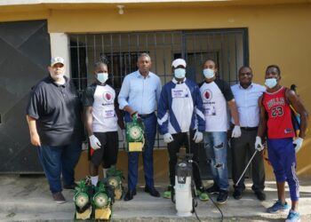 Profesor Nelson Fulcar auspicia operativo de fumigación y entrega de raciones alimenticias en Los Guarícanos