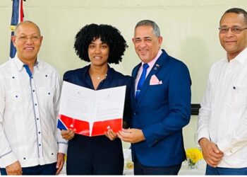 MESCYT entrega 78 becas alumnos meritorios que cursarán programas de grado Universidad ISA Santiago