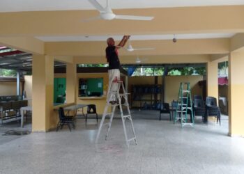 Regional 15 instala abanicos en el Liceo Nuestra Señora del Carmen