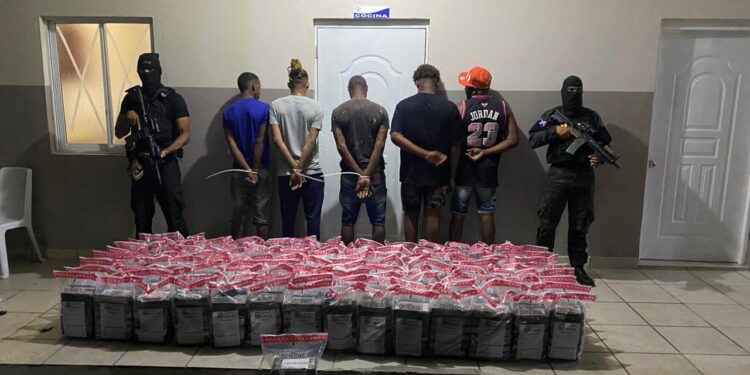 En medio de tiroteo detienen cinco y ocupan 677 paquetes presumiblemente cocaína en Barahona