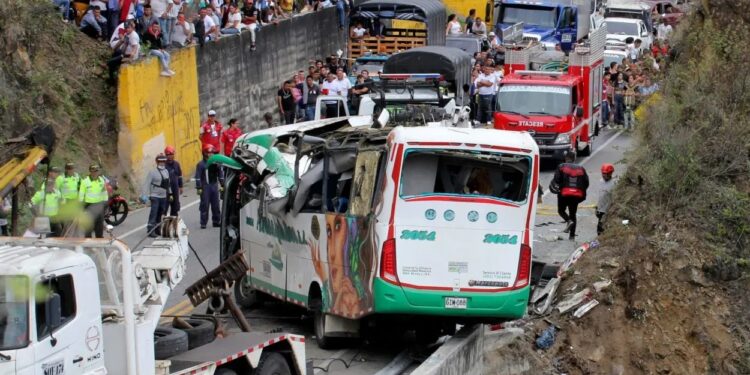 Al menos 20 muertos y 15 heridos tras accidente de autobús en Colombia
