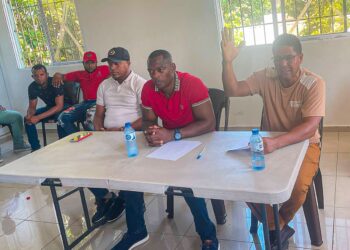 Directivos de Fenatrano advierten choferes por manejo temerario y violación a conograma de ruta