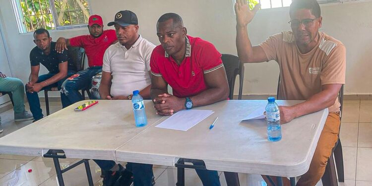 Directivos de Fenatrano advierten choferes por manejo temerario y violación a conograma de ruta