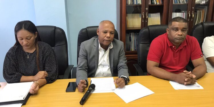 Sindicalistas denuncian médicos especialistas vuelven a negar servicios de salud a trabajadores