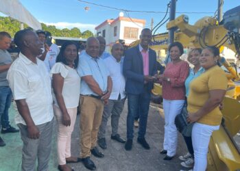 Gobierno  entrega  motoniveladora a Junta Municipal de Don Juan