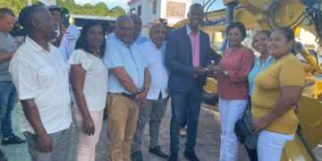 Gobierno  entrega  motoniveladora a Junta Municipal de Don Juan