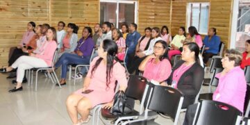 SRSM realiza charla educativa sobre cáncer de mama