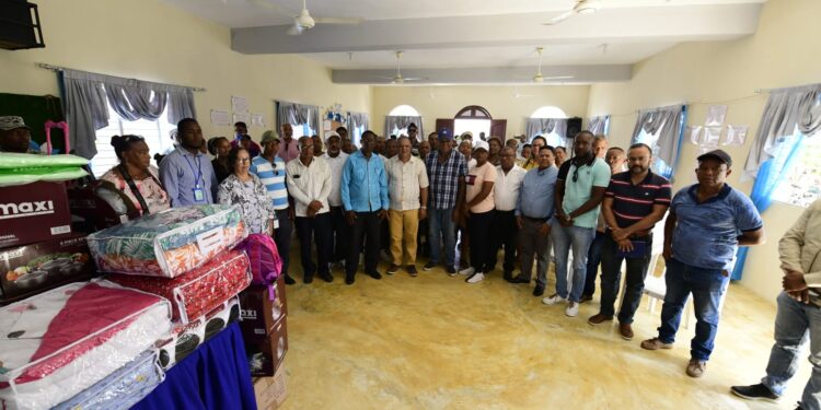 Félix Grullón en conjunto con el alcalde de San Rafael del Yuma sostiene encuentro con juntas de vecinos e iglesias