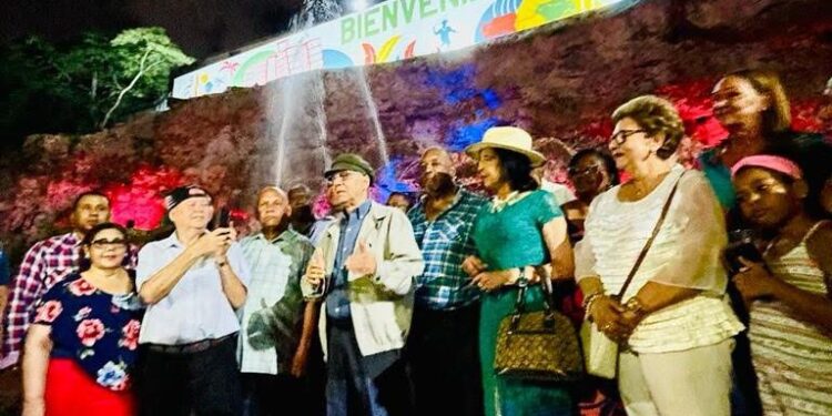 Ayuntamiento inaugura letrero y fuente de bienvenida a Santo Domingo Este