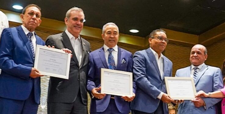 Presidente Luis Abinader reconoce Sr. Juan Oviedo