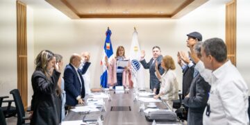 Ministra de Cultura juramenta miembros comisión organizadora de la XXX Bienal de Artes Visuales 2023