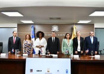 Exvicepresidenta de Costa Rica aboga por una democracia paritaria; felicita en RD se haya puesto en debate el tema