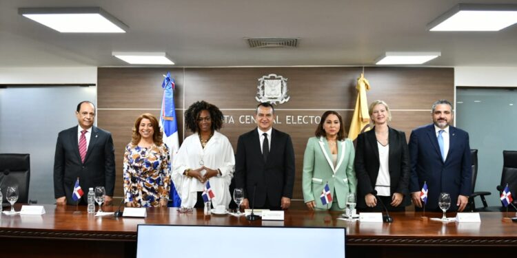 Exvicepresidenta de Costa Rica aboga por una democracia paritaria; felicita en RD se haya puesto en debate el tema