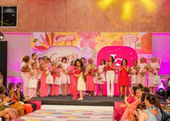 Mujeres con cáncer de mama y sobrevivientes desfilan para motivar a otras a evaluarse