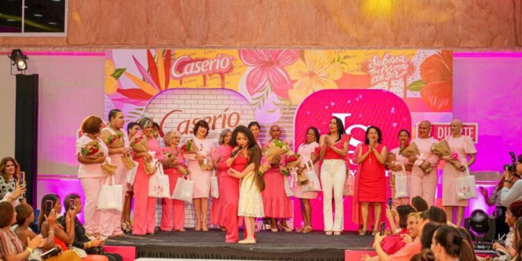 Mujeres con cáncer de mama y sobrevivientes desfilan para motivar a otras a evaluarse