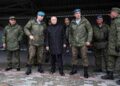 Putin visita movilizados cerca de Moscú y dispara un fusil de francotirador