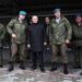 Putin visita movilizados cerca de Moscú y dispara un fusil de francotirador