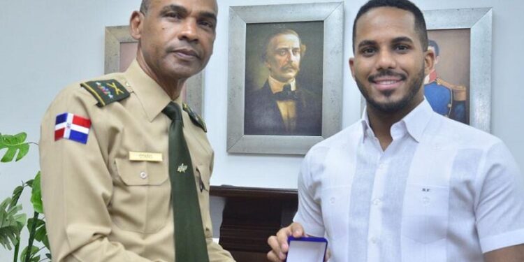 Director de las Escuelas Vocacionales recibe visita de ministro de la Juventud