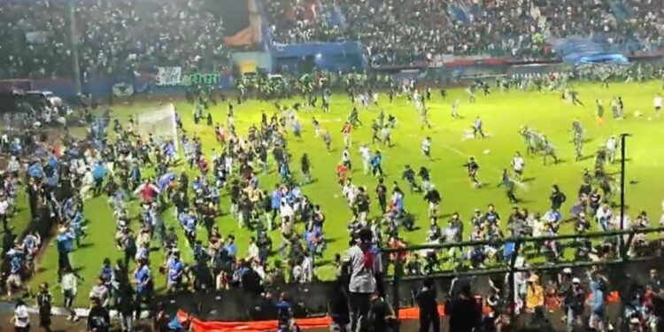 Al menos 174 fallecidos durante un partido de fútbol en  Indonesia