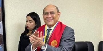 Otorgan título de Doctor Honoris Causa al profesor Rafael Santos Badía