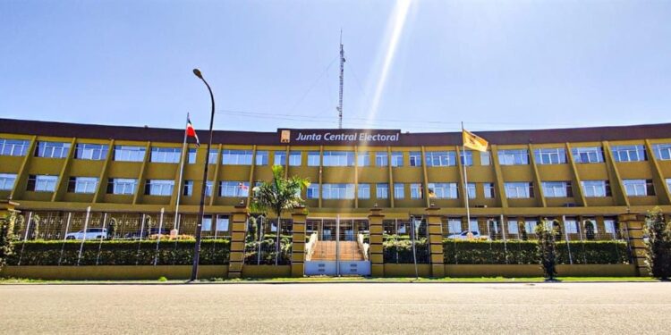 JCE notifica próximo marte audiencia pública con las organizaciones políticas