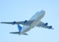 Boeing 747 Dreamlifter pierde rueda saliendo de Taranto, Italia