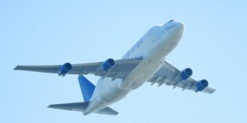 Boeing 747 Dreamlifter pierde rueda saliendo de Taranto, Italia