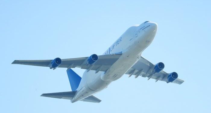 Boeing 747 Dreamlifter pierde rueda saliendo de Taranto, Italia