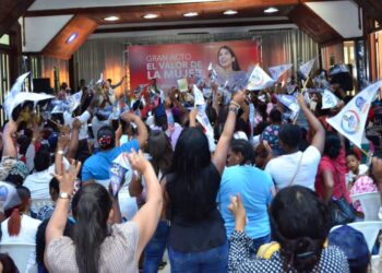 Nahiony Reyes lleva mensaje de fe y esperanza a mujeres de San Cristóbal y Haina