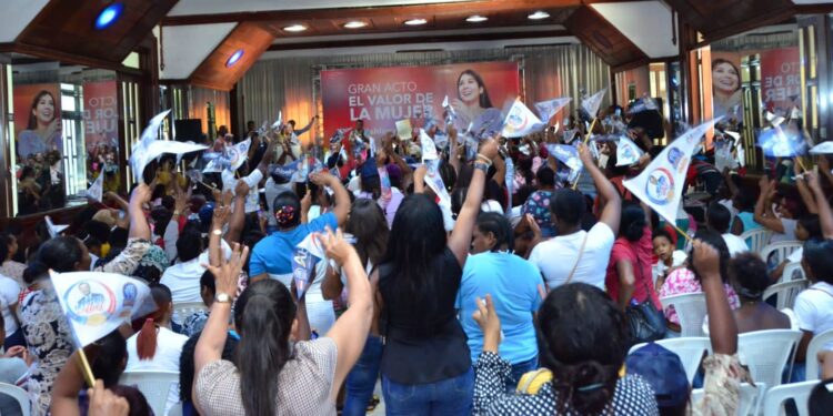 Nahiony Reyes lleva mensaje de fe y esperanza a mujeres de San Cristóbal y Haina