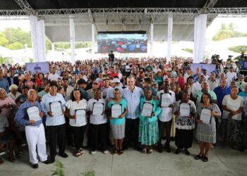 Presidente Abinader entrega 1,060 títulos de propiedad en Villa Central de Barahona