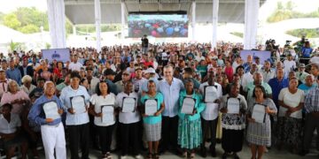 Presidente Abinader entrega 1,060 títulos de propiedad en Villa Central de Barahona