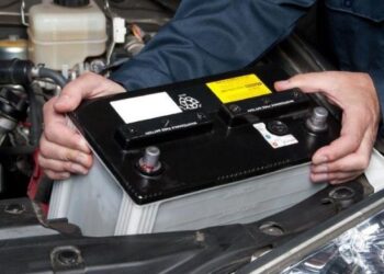 Policía Nacional apresa dos hombres por robo de baterías de vehículos