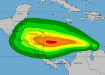 La potencial tormenta tropical Trece cada vez más organizada en el Caribe