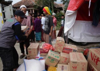 Al menos 100 niños entre las víctimas mortales del terremoto en Indonesia