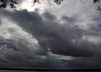 Nublados en ocasiones con precipitaciones dispersas por efectos del viento