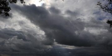 Nublados en ocasiones con precipitaciones dispersas por efectos del viento