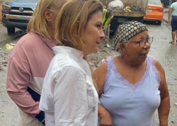 Alcaldesa Carolina Mejía recorre sectores del DN y lleva asistencia a zonas afectadas 