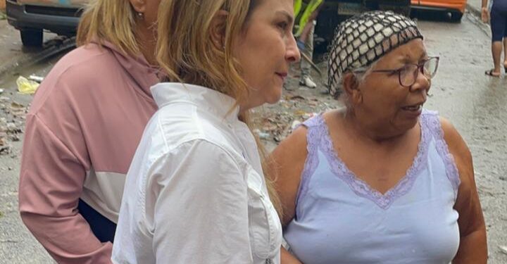 Alcaldesa Carolina Mejía recorre sectores del DN y lleva asistencia a zonas afectadas