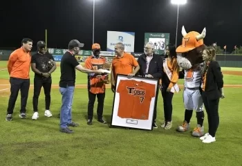 Los Toros derrotan al Licey en noche dedicada al exjugador Eddy Garabito