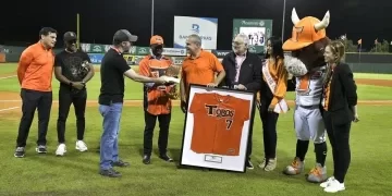 Los Toros derrotan al Licey en noche dedicada al exjugador Eddy Garabito