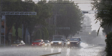 Onamet: vaguada y onda tropical provocarán aguaceros, tormentas eléctricas y ráfagas de viento durante el día